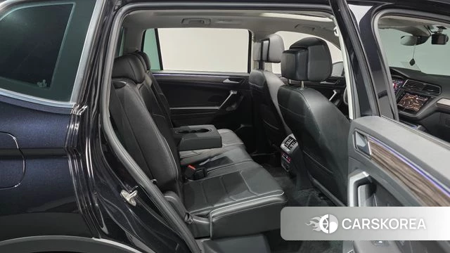 Volkswagen Tiguan Allspace 2023 Черный из Кореи, фото 2