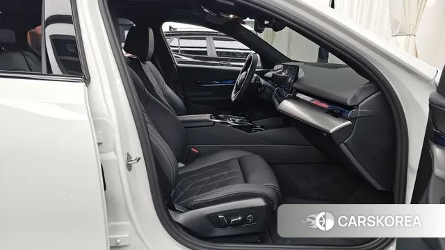 BMW 5 Series (G60) 2025 Белый из Кореи, фото 2