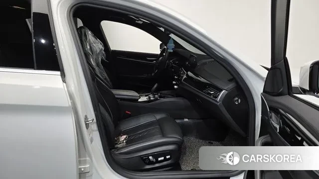 BMW 5 Series (G30) 2019 Белый из Кореи, фото 2