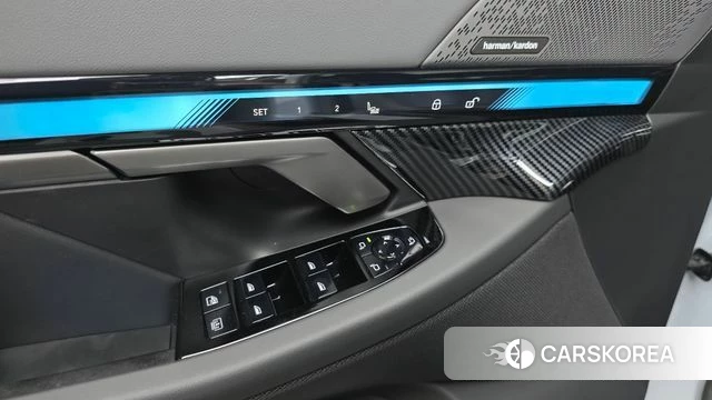 BMW 5 Series (G60) 2025 Светло-серебряный цвет из Кореи, фото 2