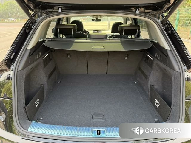 Audi Q5L 2021 Черный из Китая, фото 2