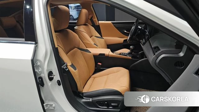 Lexus ES300h 7th generation 2025 Белый из Кореи, фото 2