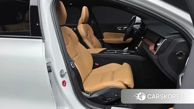 Volvo V60 Cross-Country 2nd Generation 2022 Белый из Кореи, фото 2