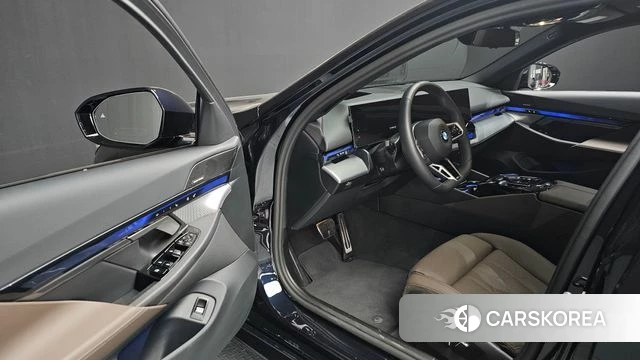 BMW 5 Series (G60) 2025 Черный из Кореи, фото 2