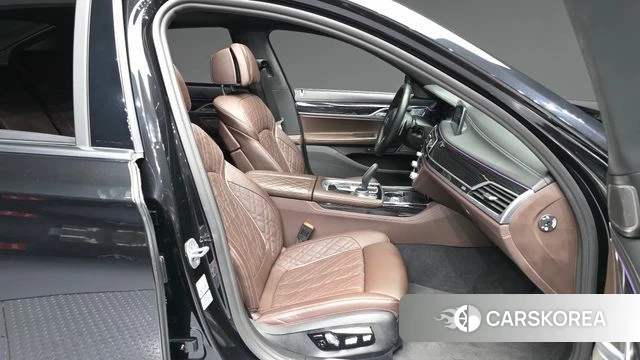 BMW 7 Series (G11) 2021 Черный из Кореи, фото 2