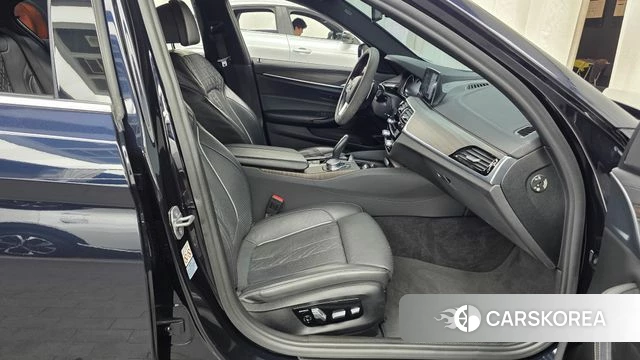 BMW 5 Series (G30) 2018 Черный из Кореи, фото 2
