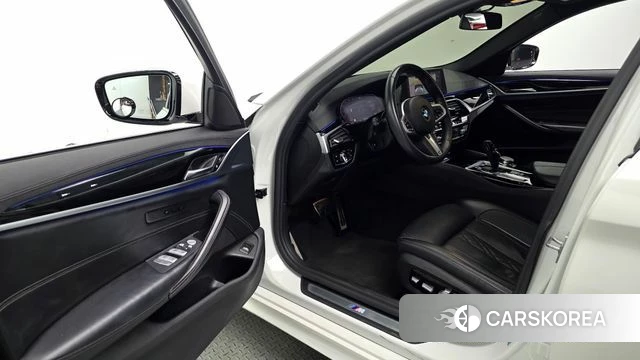 BMW 5 Series (G30) 2019 Белый из Кореи, фото 2