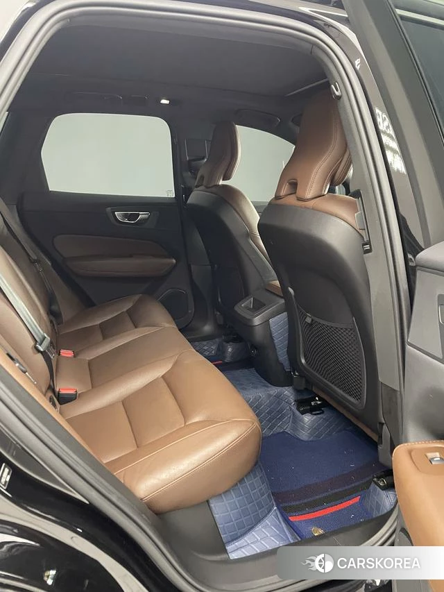 Volvo XC60 2023 Черный из Китая, фото 2