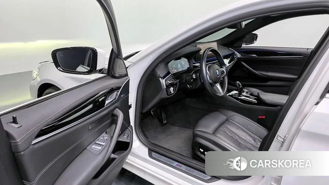 BMW 5 Series (G30) 2022 Белый из Кореи, фото 2