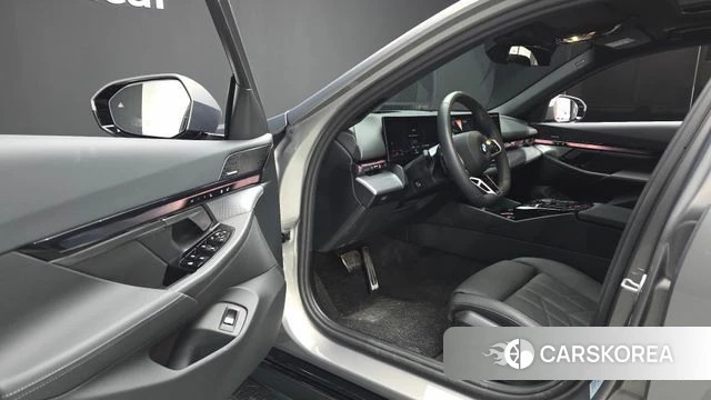 BMW 5 Series (G60) 2025 Песочный из Кореи, фото 2