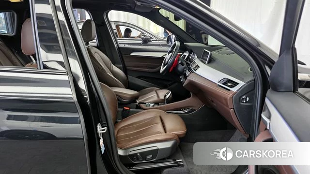 BMW X1 (F48) 2021 Черный из Кореи, фото 2
