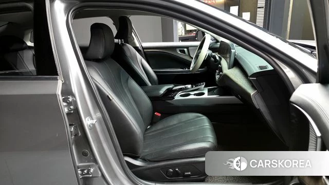 Kia K8 2023 Серебристо-серый из Кореи, фото 2