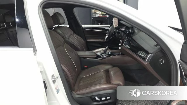 BMW 5 Series (G30) 2019 Белый из Кореи, фото 2