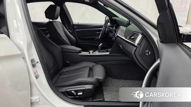 BMW 3 Series (F30) 2018 Белый из Кореи, фото 2