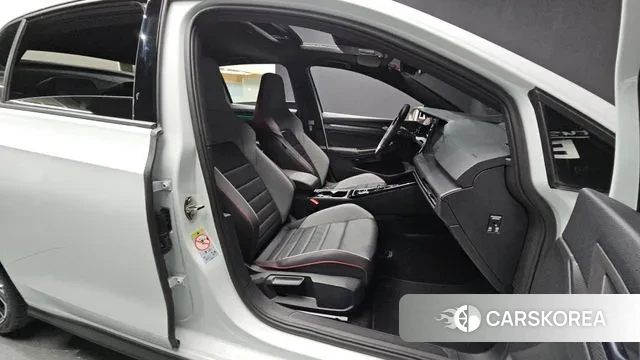 Volkswagen Golf 8th Generation 2024 Белый из Кореи, фото 2