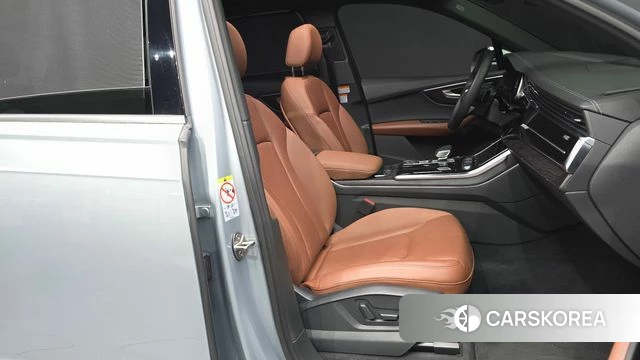 Audi Q7 (4M) 2023 Светло-серебряный цвет из Кореи, фото 2