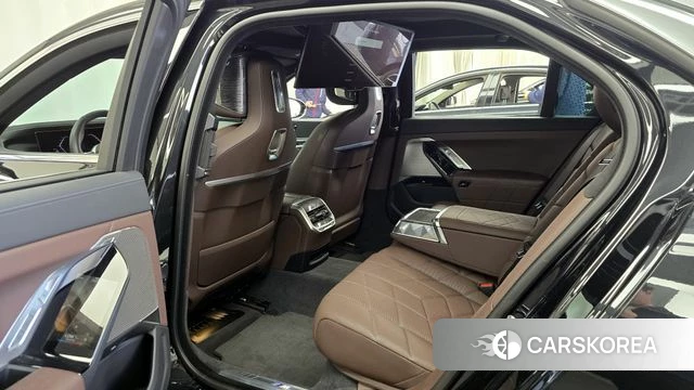 BMW 7 Series (G70) 2023 Черный из Кореи, фото 2