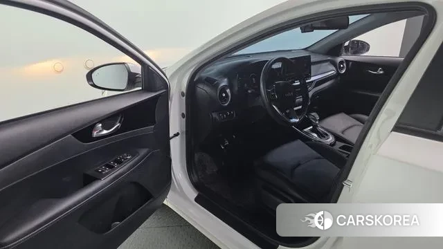 Kia The New K3 2nd generation 2024 Белый из Кореи, фото 2