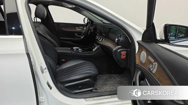 Mercedes-Benz E-Class W213 2018 Белый из Кореи, фото 2