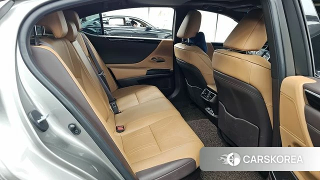 Lexus ES300h 7th generation 2021 Песочный из Кореи, фото 2