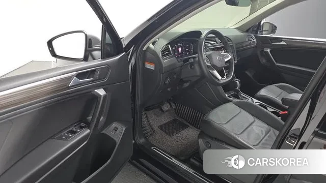 Volkswagen Tiguan Allspace 2023 Черный из Кореи, фото 2