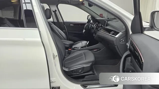 BMW X1 (F48) 2021 Белый из Кореи, фото 2