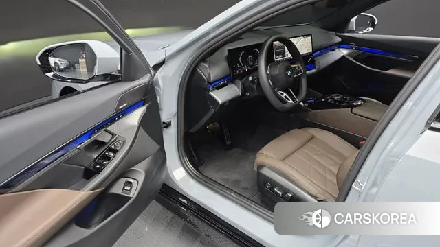 BMW 5 Series (G60) 2025 Серый из Кореи, фото 2