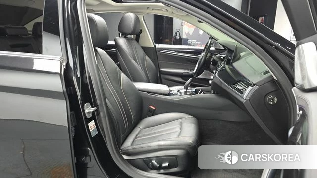 BMW 5 Series (G30) 2019 Черный из Кореи, фото 2