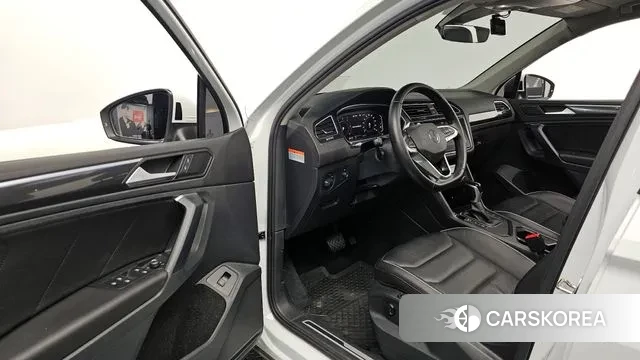 Volkswagen Tiguan second Generation 2022 Белый из Кореи, фото 2