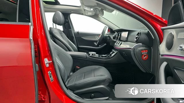 Mercedes-Benz E-Class W213 2018 Красный из Кореи, фото 2