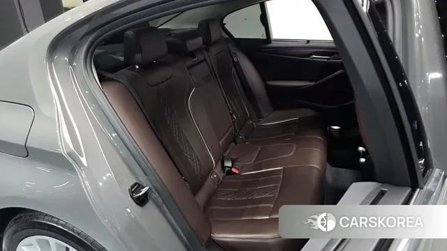 BMW 5 Series (G30) 2022 Серебристо-серый из Кореи, фото 2