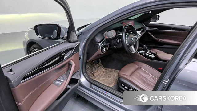 BMW 5 Series (G30) 2023 Серый из Кореи, фото 2