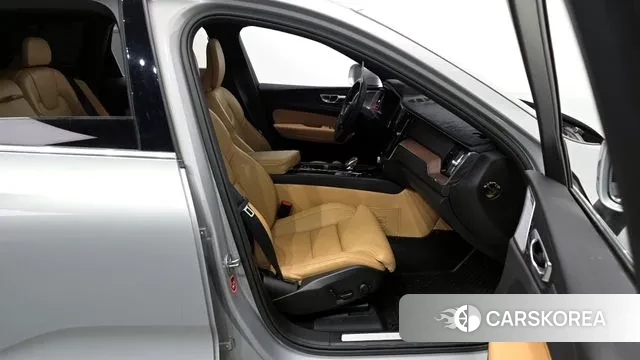 Volvo XC60 second Generation 2023 Серебряный из Кореи, фото 2