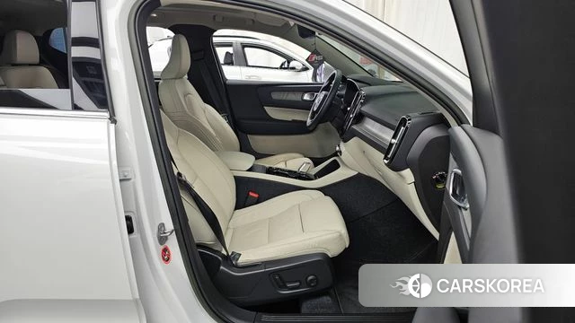Volvo XC40 2023 Белый из Кореи, фото 2