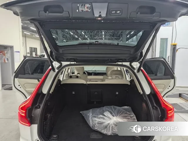 Volvo XC60 second Generation 2021 Белый из Кореи, фото 2