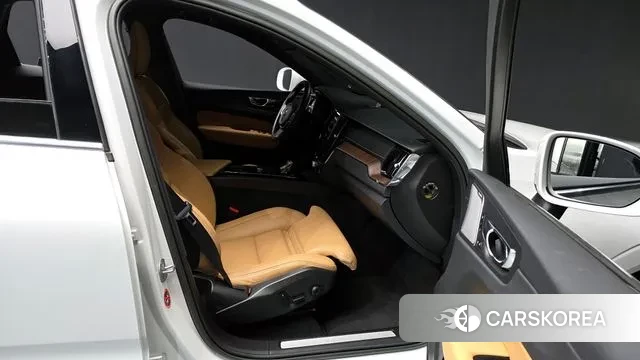 Volvo XC60 second Generation 2022 Белый из Кореи, фото 2