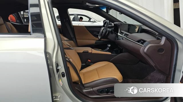 Lexus ES300h 7th generation 2018 Песочный из Кореи, фото 2
