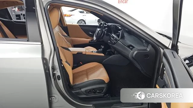 Lexus ES300h 7th generation 2024 Серебряный из Кореи, фото 2