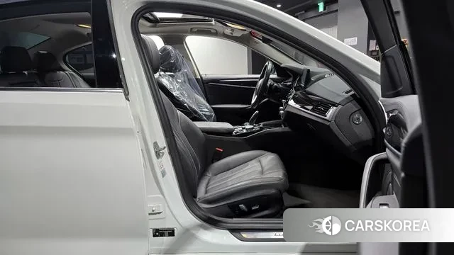 BMW 5 Series (G30) 2018 Белый из Кореи, фото 2