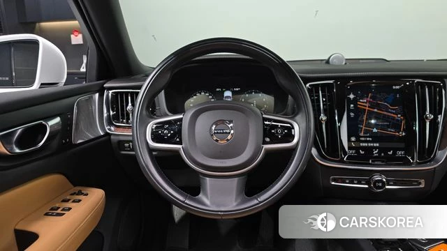 Volvo V60 Cross-Country 2nd Generation 2021 Белый из Кореи, фото 2