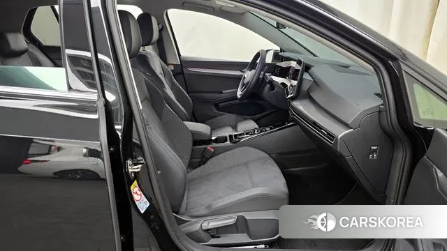 Volkswagen Golf 8th Generation 2025 Черный из Кореи, фото 2