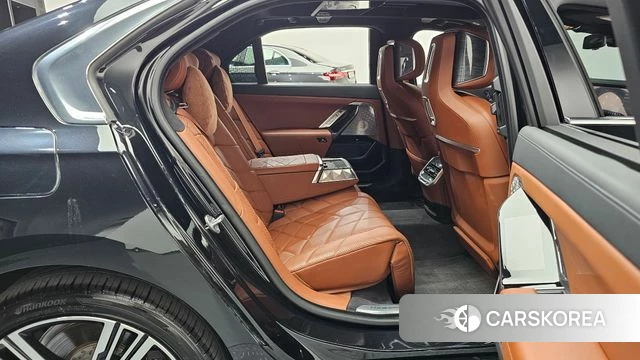 BMW 7 Series (G70) 2023 Черный из Кореи, фото 2