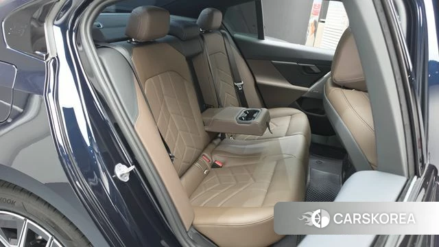 BMW 5 Series (G60) 2025 Черный из Кореи, фото 2
