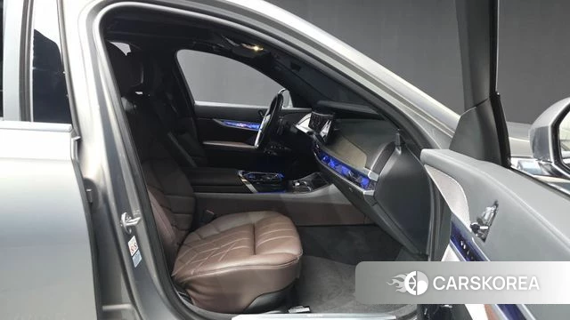 BMW 7 Series (G70) 2023 Серебристо-серый из Кореи, фото 2