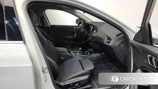 BMW 1 Series (F40) 2024 Белый из Кореи, фото 2