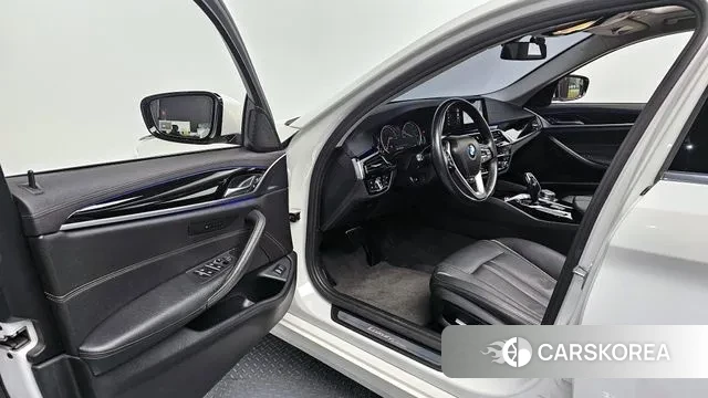 BMW 5 Series (G30) 2018 Белый из Кореи, фото 2