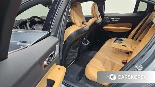 Volvo S60 3rd generation 2021 Светло-серебряный цвет из Кореи, фото 2