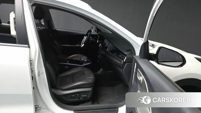 Kia Niro Plus 2022 Белый из Кореи, фото 2