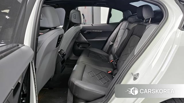 BMW 5 Series (G60) 2025 Белый из Кореи, фото 2