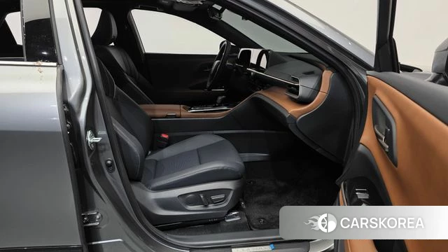 Toyota Crown Crossover 2026 Серебристо-серый из Кореи, фото 2